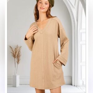 Boutique textured knit v neck dress with pockets